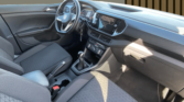 Intérieur Volkswagen T-Cross blanche – tableau de bord et sièges avant d’un SUV d'occasion / voiture occasion Narbonne